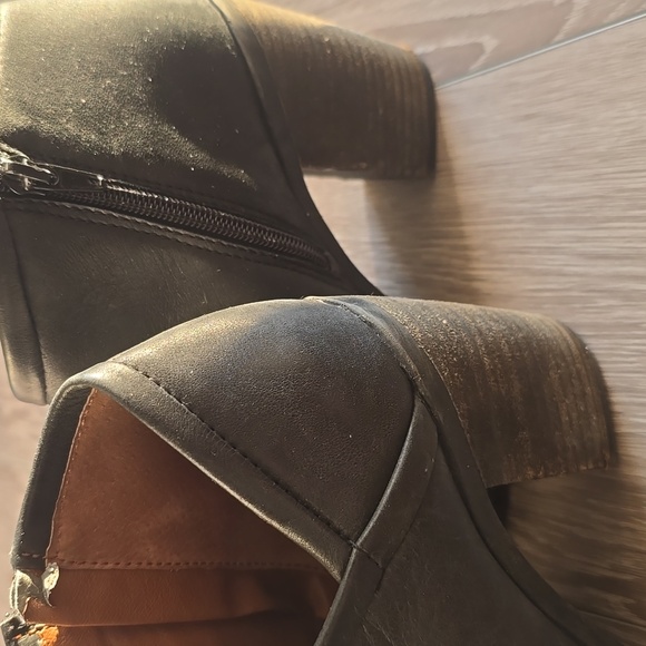 Lucky Brand Salza Black Leather Ankle Booties Size 8.5 - Picture 4 of 9